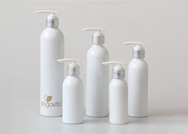 Butelki z pompką kosmetyczną w pojemniku na szampon